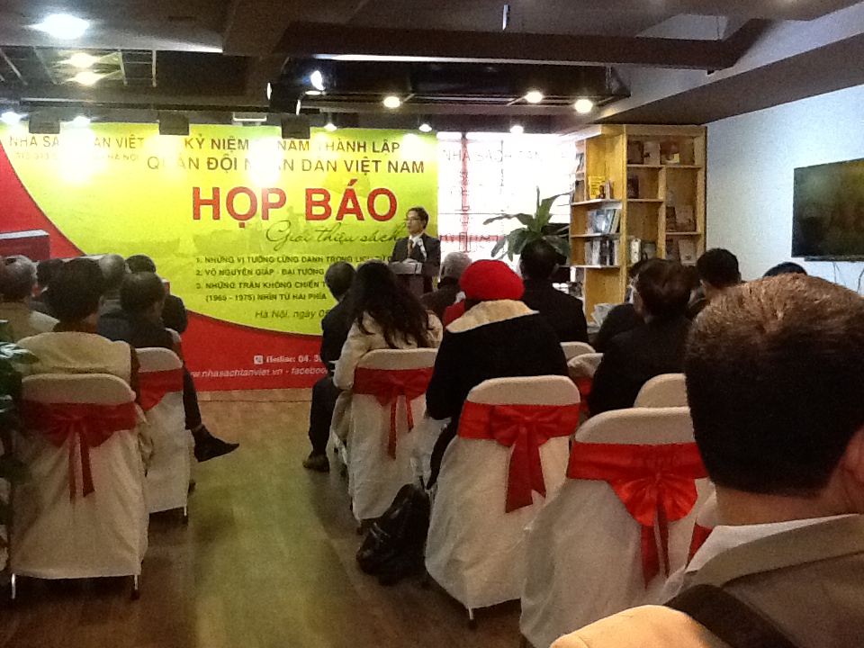 ສະເໜີປື້ມສະເຫຼີມສະຫຼອງ70ປີແຫ່ງວັນສ້າງຕັ້ງກອງທັບປະຊາຊົນຫວຽດນາມ